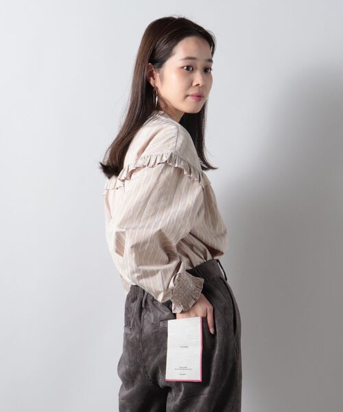 fredy couleur（フレディクルール）の「ヨーク切替フリルブラウス（シャツ/ブラウス・レディース・ベージュ系その他4/ベージュ系その他3/キャメル/オフホワイト・38）」の7枚目の写真