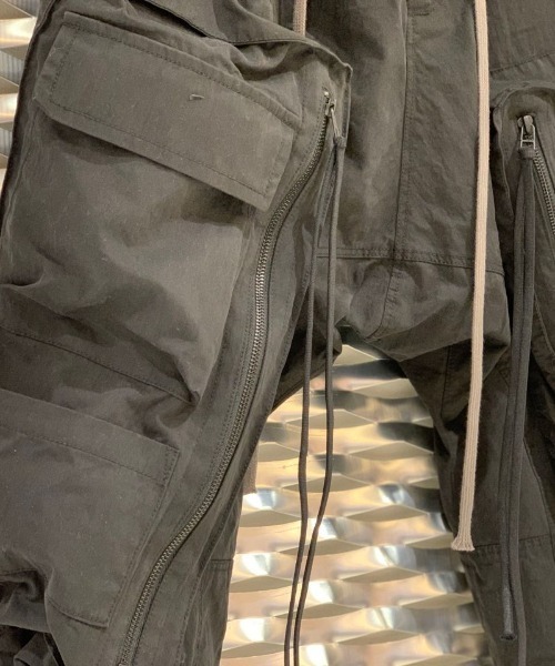 ROYAL FLASH(ロイヤルフラッシュ)の「【別注】A.F ARTEFACT/エーエフ・アーティファクト/カーゴワイドパンツ(その他パンツ・メンズ・ブラック・3/2)」の2枚目の写真