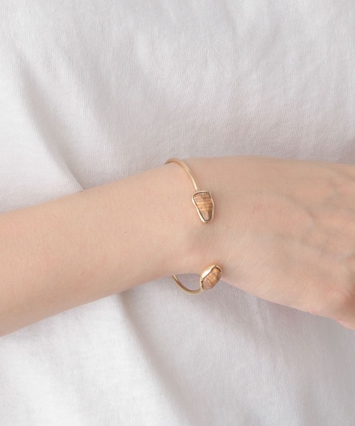 LOWRYS FARM(ローリーズファーム)の「テンネンセキ*バングル 274159(ブレスレット・レディース・ベージュ/グレー・FREE)」の2枚目の写真