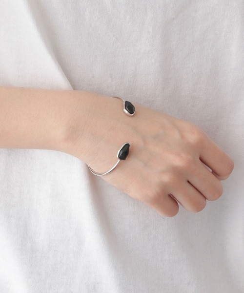 LOWRYS FARM(ローリーズファーム)の「テンネンセキ*バングル 274159(ブレスレット・レディース・ベージュ/グレー・FREE)」の1枚目の写真