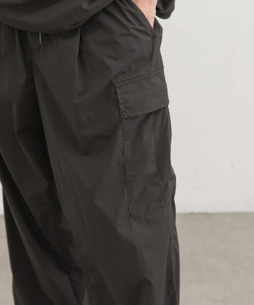 URBAN RESEARCH(アーバンリサーチ)の「AIR NYLON イージーカーゴパンツ(その他パンツ・メンズ・チャコールグレー/ブラック・SMALL/X-LARGE/MEDIUM/LARGE)」の14枚目の写真