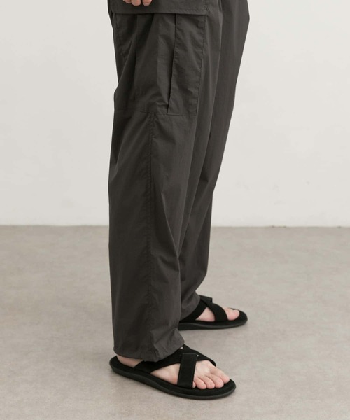 URBAN RESEARCH(アーバンリサーチ)の「AIR NYLON イージーカーゴパンツ(その他パンツ・メンズ・チャコールグレー/ブラック・SMALL/X-LARGE/MEDIUM/LARGE)」の13枚目の写真