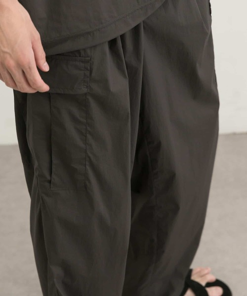 URBAN RESEARCH(アーバンリサーチ)の「AIR NYLON イージーカーゴパンツ(その他パンツ・メンズ・チャコールグレー/ブラック・SMALL/X-LARGE/MEDIUM/LARGE)」の12枚目の写真