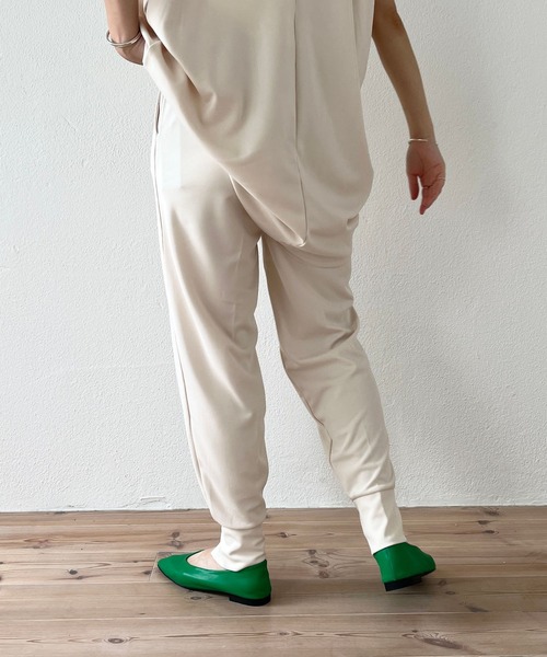 wee9s（ウィークス）の「center line ponte pants / センターラインポンチパンツ（スウェットパンツ・レディース・ブラック/ブラウン/カーキ/アイボリー・FREE）」の16枚目の写真