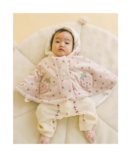 SLAP SLIP BABY（スラップスリップベビー）の「SLAPSLIPBABY/イチゴ花総柄ファーパッチ裏ボアマントベビー(50~90cm)（ポンチョ・キッズ・オフホワイト/ピンク・ONESIZE）」の2枚目の写真