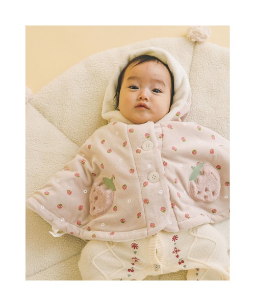 SLAP SLIP BABY（スラップスリップベビー）の「SLAPSLIPBABY/イチゴ花総柄ファーパッチ裏ボアマントベビー(50~90cm)（ポンチョ・キッズ・オフホワイト/ピンク・ONESIZE）」の11枚目の写真