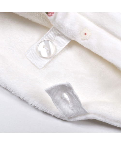 SLAP SLIP BABY（スラップスリップベビー）の「SLAPSLIPBABY/イチゴ花総柄ファーパッチ裏ボアマントベビー(50~90cm)（ポンチョ・キッズ・オフホワイト/ピンク・ONESIZE）」の5枚目の写真