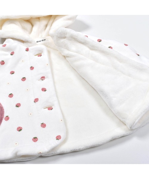 SLAP SLIP BABY（スラップスリップベビー）の「SLAPSLIPBABY/イチゴ花総柄ファーパッチ裏ボアマントベビー(50~90cm)（ポンチョ・キッズ・オフホワイト/ピンク・ONESIZE）」の15枚目の写真