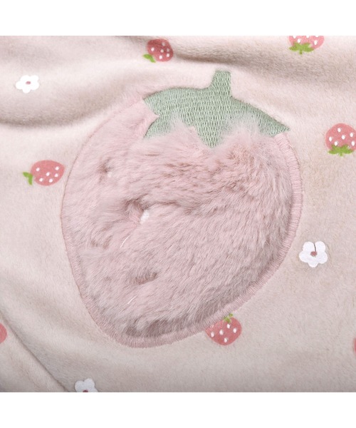 SLAP SLIP BABY（スラップスリップベビー）の「SLAPSLIPBABY/イチゴ花総柄ファーパッチ裏ボアマントベビー(50~90cm)（ポンチョ・キッズ・オフホワイト/ピンク・ONESIZE）」の4枚目の写真