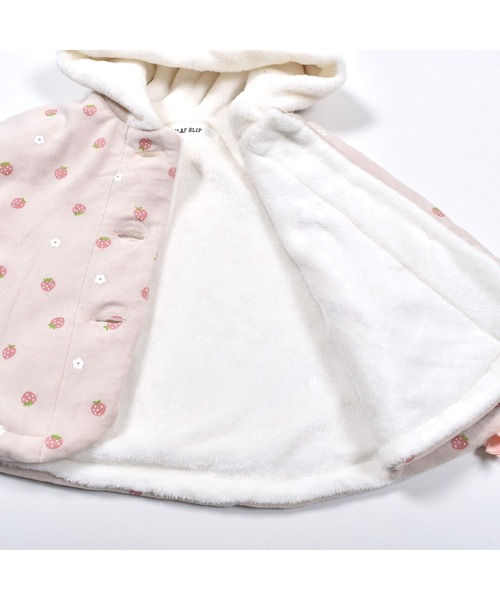 SLAP SLIP BABY（スラップスリップベビー）の「SLAPSLIPBABY/イチゴ花総柄ファーパッチ裏ボアマントベビー(50~90cm)（ポンチョ・キッズ・オフホワイト/ピンク・ONESIZE）」の6枚目の写真