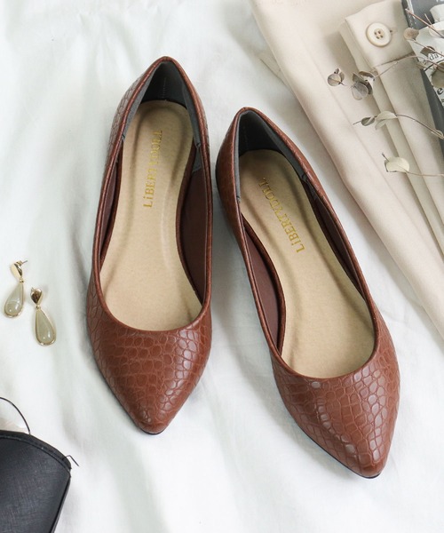 LibertyDoll（リバティードール）の「ポインテッドトゥフラット走れる美脚パンプス（パンプス・レディース・パイソン/ゴールド系その他/その他1/ベージュ系その他/ライトグリーン/ブラック系その他4/ピンクゴールド/ダークブラウン/ベージュ系その他3/シルバー/レオパード/オレンジ/ブラック系その他/グレイッシュベージュ/キャメル/ゼブラ/ブラウン系その他2/ネイビー/サックスブルー/パープル/その他/モスグリーン/シルバー系その他2/ピンク/グリーン系その他/アイボリー/ブラック系その他2/ワイン/チェック/ブラック/ブルー系その他/ベージュ系その他2/ベージュ/ブラック系その他6/ブラウン系その他/グレー/マスタード/シルバー系その他/ブラック系その他7/ブラック系その他5/ホワイト系その他3/ブルー系その他2/ピンクベージュ/レッド/グレー系その他/その他2/ホワイト系その他2/ロイヤルブルー/ホワイト系その他/ゴールド/ゴールド系その他2/ブラウン/ホワイト/ブラック系その他3/ライトブルー/ピンク系その他/イエロー系その他・SS/L/LL/M/4L/XXS/S/3L）」の18枚目の写真