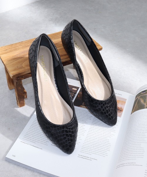 LibertyDoll（リバティードール）の「ポインテッドトゥフラット走れる美脚パンプス（パンプス・レディース・パイソン/ゴールド系その他/その他1/ベージュ系その他/ライトグリーン/ブラック系その他4/ピンクゴールド/ダークブラウン/ベージュ系その他3/シルバー/レオパード/オレンジ/ブラック系その他/グレイッシュベージュ/キャメル/ゼブラ/ブラウン系その他2/ネイビー/サックスブルー/パープル/その他/モスグリーン/シルバー系その他2/ピンク/グリーン系その他/アイボリー/ブラック系その他2/ワイン/チェック/ブラック/ブルー系その他/ベージュ系その他2/ベージュ/ブラック系その他6/ブラウン系その他/グレー/マスタード/シルバー系その他/ブラック系その他7/ブラック系その他5/ホワイト系その他3/ブルー系その他2/ピンクベージュ/レッド/グレー系その他/その他2/ホワイト系その他2/ロイヤルブルー/ホワイト系その他/ゴールド/ゴールド系その他2/ブラウン/ホワイト/ブラック系その他3/ライトブルー/ピンク系その他/イエロー系その他・SS/L/LL/M/4L/XXS/S/3L）」の12枚目の写真