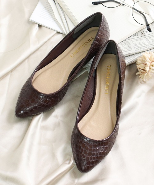 LibertyDoll（リバティードール）の「ポインテッドトゥフラット走れる美脚パンプス（パンプス・レディース・パイソン/ゴールド系その他/その他1/ベージュ系その他/ライトグリーン/ブラック系その他4/ピンクゴールド/ダークブラウン/ベージュ系その他3/シルバー/レオパード/オレンジ/ブラック系その他/グレイッシュベージュ/キャメル/ゼブラ/ブラウン系その他2/ネイビー/サックスブルー/パープル/その他/モスグリーン/シルバー系その他2/ピンク/グリーン系その他/アイボリー/ブラック系その他2/ワイン/チェック/ブラック/ブルー系その他/ベージュ系その他2/ベージュ/ブラック系その他6/ブラウン系その他/グレー/マスタード/シルバー系その他/ブラック系その他7/ブラック系その他5/ホワイト系その他3/ブルー系その他2/ピンクベージュ/レッド/グレー系その他/その他2/ホワイト系その他2/ロイヤルブルー/ホワイト系その他/ゴールド/ゴールド系その他2/ブラウン/ホワイト/ブラック系その他3/ライトブルー/ピンク系その他/イエロー系その他・SS/L/LL/M/4L/XXS/S/3L）」の19枚目の写真