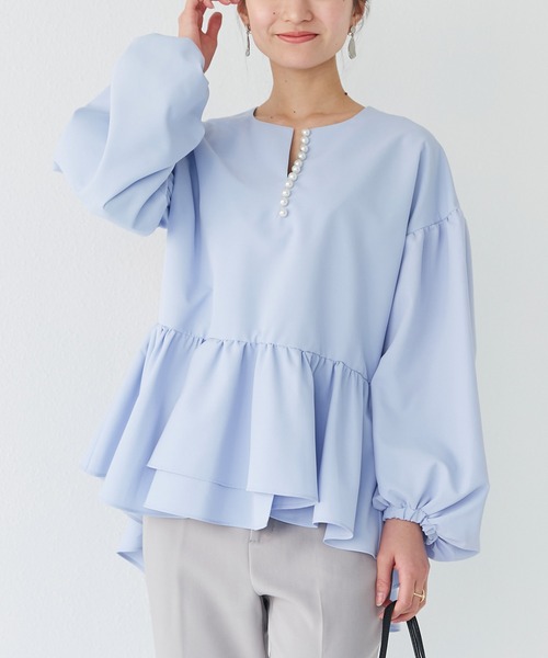 INCEDE（インシード）の「ビッグパール ボリューム袖ペプラムブラウス（シャツ/ブラウス・レディース・ブラック/オフホワイト/サックスブルー・LL/3L/4L/M/L）」の3枚目の写真