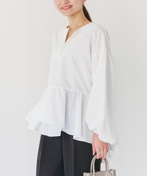 INCEDE（インシード）の「ビッグパール ボリューム袖ペプラムブラウス（シャツ/ブラウス・レディース・ブラック/オフホワイト/サックスブルー・LL/3L/4L/M/L）」の5枚目の写真