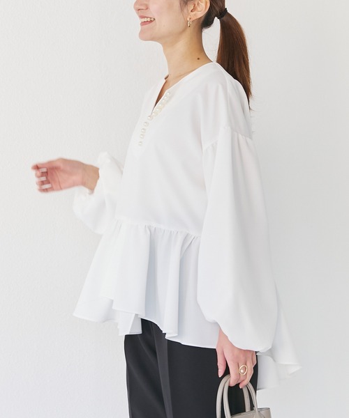 INCEDE（インシード）の「ビッグパール ボリューム袖ペプラムブラウス（シャツ/ブラウス・レディース・ブラック/オフホワイト/サックスブルー・LL/3L/4L/M/L）」の6枚目の写真