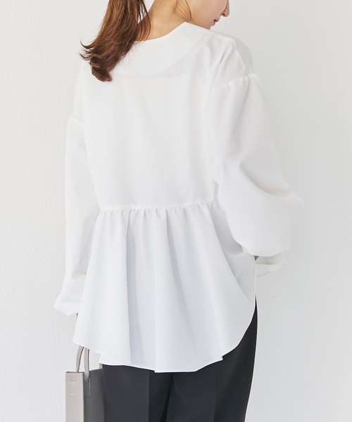 INCEDE（インシード）の「ビッグパール ボリューム袖ペプラムブラウス（シャツ/ブラウス・レディース・ブラック/オフホワイト/サックスブルー・LL/3L/4L/M/L）」の7枚目の写真