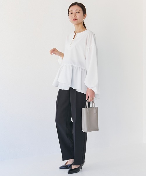 INCEDE（インシード）の「ビッグパール ボリューム袖ペプラムブラウス（シャツ/ブラウス・レディース・ブラック/オフホワイト/サックスブルー・LL/3L/4L/M/L）」の11枚目の写真