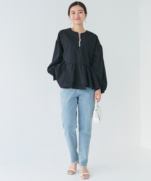 INCEDE（インシード）の「ビッグパール ボリューム袖ペプラムブラウス（シャツ/ブラウス・レディース・ブラック/オフホワイト/サックスブルー・LL/3L/4L/M/L）」の17枚目の写真