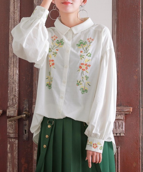 somari imagination（ソマリ イマジネーション）の「『花柄刺繍ボリューム袖シャツブラウス』（シャツ/ブラウス・レディース・サックスブルー/ホワイト・1/2）」の2枚目の写真