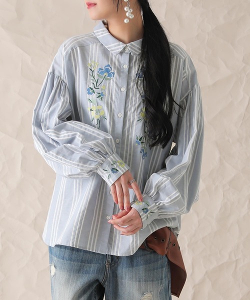 somari imagination（ソマリ イマジネーション）の「『花柄刺繍ボリューム袖シャツブラウス』（シャツ/ブラウス・レディース・サックスブルー/ホワイト・1/2）」の3枚目の写真