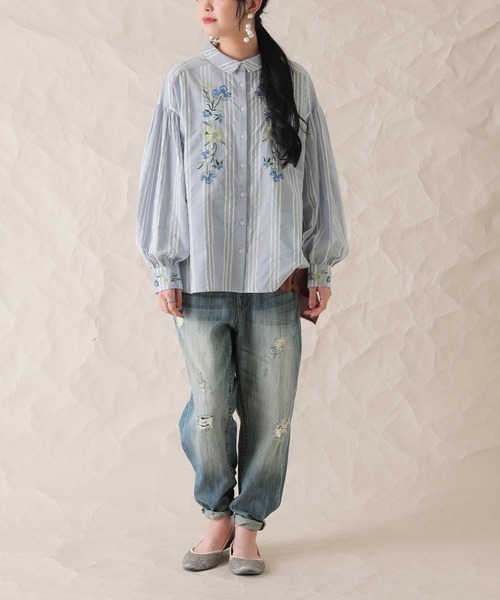 somari imagination（ソマリ イマジネーション）の「『花柄刺繍ボリューム袖シャツブラウス』（シャツ/ブラウス・レディース・サックスブルー/ホワイト・1/2）」の6枚目の写真