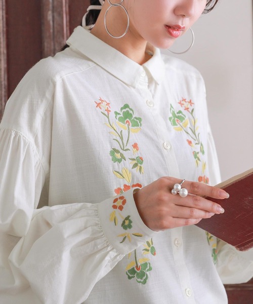 somari imagination（ソマリ イマジネーション）の「『花柄刺繍ボリューム袖シャツブラウス』（シャツ/ブラウス・レディース・サックスブルー/ホワイト・1/2）」の4枚目の写真