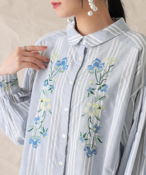 somari imagination（ソマリ イマジネーション）の「『花柄刺繍ボリューム袖シャツブラウス』（シャツ/ブラウス・レディース・サックスブルー/ホワイト・1/2）」の9枚目の写真