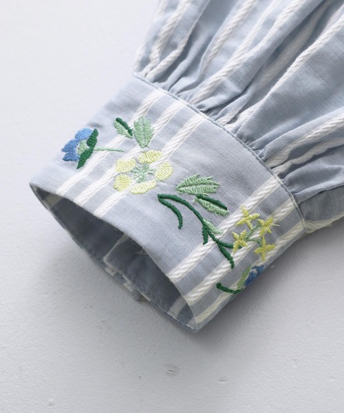 somari imagination（ソマリ イマジネーション）の「『花柄刺繍ボリューム袖シャツブラウス』（シャツ/ブラウス・レディース・サックスブルー/ホワイト・1/2）」の21枚目の写真