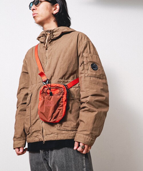 C.P. COMPANY(シーピーカンパニー)の「C.P. Company / NYLON B WAISTBAG(ショルダーバッグ・メンズ・オレンジ/ブラック・ONE SIZE)」の4枚目の写真