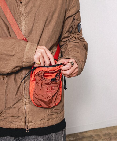 C.P. COMPANY(シーピーカンパニー)の「C.P. Company / NYLON B WAISTBAG(ショルダーバッグ・メンズ・オレンジ/ブラック・ONE SIZE)」の5枚目の写真