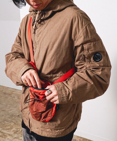 C.P. COMPANY(シーピーカンパニー)の「C.P. Company / NYLON B WAISTBAG(ショルダーバッグ・メンズ・オレンジ/ブラック・ONE SIZE)」の6枚目の写真