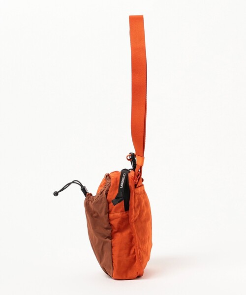 C.P. COMPANY(シーピーカンパニー)の「C.P. Company / NYLON B WAISTBAG(ショルダーバッグ・メンズ・オレンジ/ブラック・ONE SIZE)」の9枚目の写真