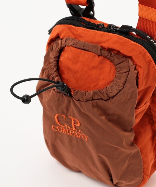 C.P. COMPANY(シーピーカンパニー)の「C.P. Company / NYLON B WAISTBAG(ショルダーバッグ・メンズ・オレンジ/ブラック・ONE SIZE)」の13枚目の写真