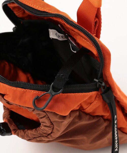 C.P. COMPANY(シーピーカンパニー)の「C.P. Company / NYLON B WAISTBAG(ショルダーバッグ・メンズ・オレンジ/ブラック・ONE SIZE)」の14枚目の写真