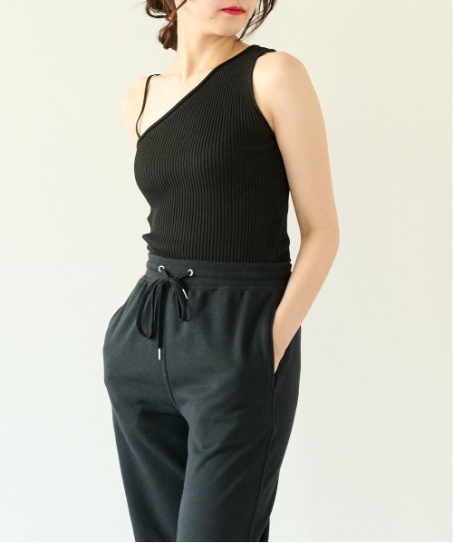 ECRIRE(エクリール)の「コーデのアクセントに。アシンメトリーリブタンクトップ(タンクトップ・レディース・ブラック/オフホワイト/ブルー・フリー)」の4枚目の写真