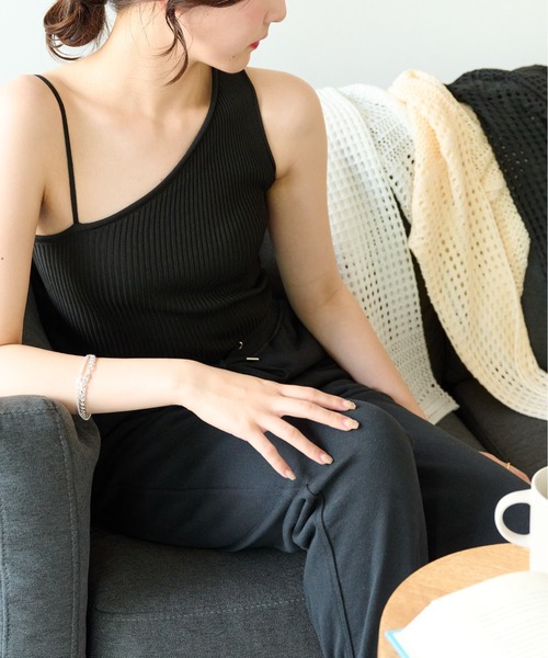 ECRIRE(エクリール)の「コーデのアクセントに。アシンメトリーリブタンクトップ(タンクトップ・レディース・ブラック/オフホワイト/ブルー・フリー)」の11枚目の写真