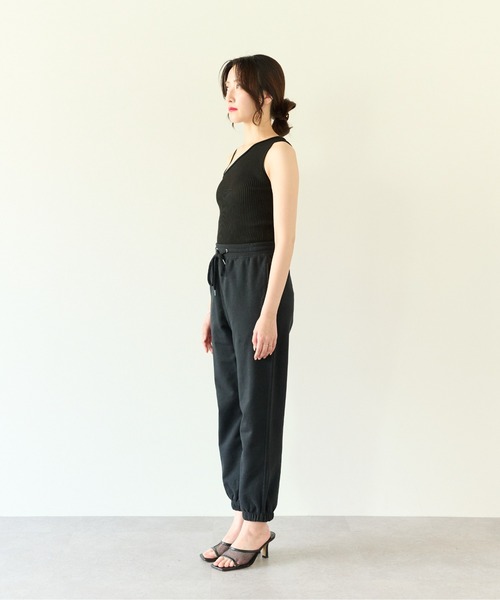 ECRIRE(エクリール)の「コーデのアクセントに。アシンメトリーリブタンクトップ(タンクトップ・レディース・ブラック/オフホワイト/ブルー・フリー)」の10枚目の写真