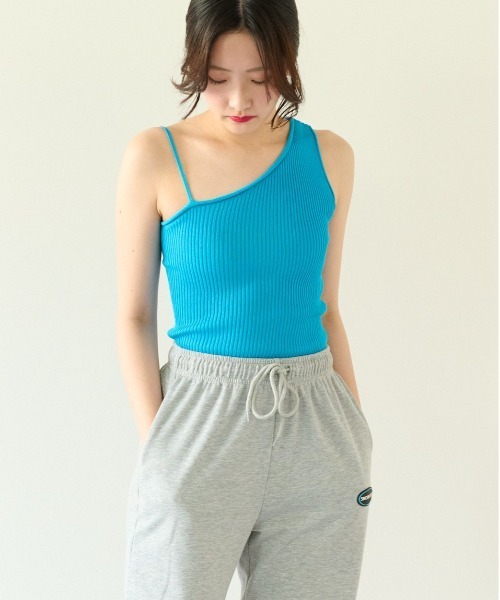 ECRIRE(エクリール)の「コーデのアクセントに。アシンメトリーリブタンクトップ(タンクトップ・レディース・ブラック/オフホワイト/ブルー・フリー)」の9枚目の写真