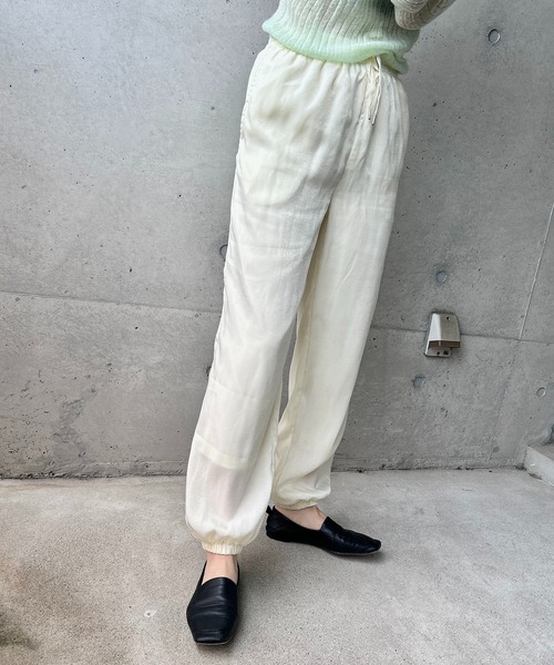 y/m by RIKA（イムバイリカ）の「サテンジョガーパンツ（その他パンツ・レディース・ブラック/アイボリー/ネイビー・FREE）」の2枚目の写真