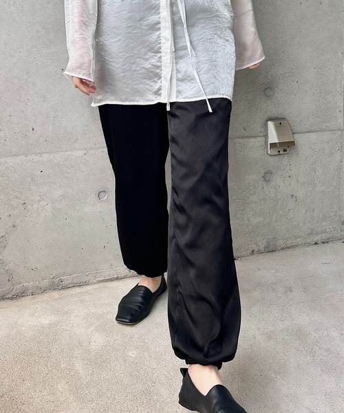 y/m by RIKA（イムバイリカ）の「サテンジョガーパンツ（その他パンツ・レディース・ブラック/アイボリー/ネイビー・FREE）」の3枚目の写真