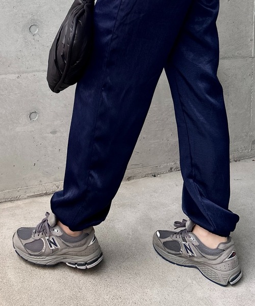 y/m by RIKA（イムバイリカ）の「サテンジョガーパンツ（その他パンツ・レディース・ブラック/アイボリー/ネイビー・FREE）」の4枚目の写真
