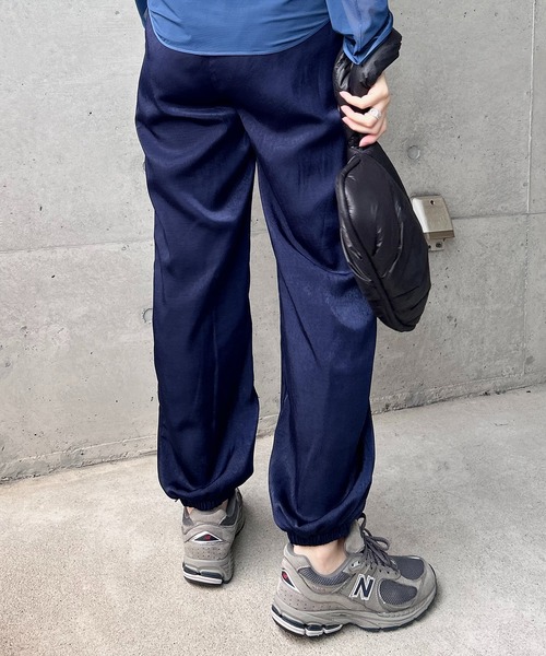 y/m by RIKA（イムバイリカ）の「サテンジョガーパンツ（その他パンツ・レディース・ブラック/アイボリー/ネイビー・FREE）」の12枚目の写真