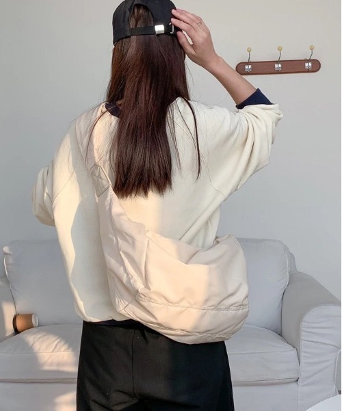 BARELY BLUE(ベアリーブルー)の「【 BARELY BLUE / ベアリーブルー 】 ライト ワンショルダーバッグ(ショルダーバッグ・レディース・ブラック/アイボリー・FREE)」の2枚目の写真