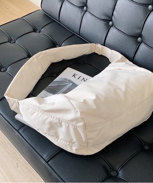 BARELY BLUE(ベアリーブルー)の「【 BARELY BLUE / ベアリーブルー 】 ライト ワンショルダーバッグ(ショルダーバッグ・レディース・ブラック/アイボリー・FREE)」の6枚目の写真