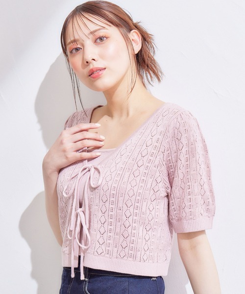 INGNI(イング)の「パターンメッシュフロントリボンニットカーデ+キャミアンサンブル(アンサンブル・レディース・オフホワイト/ブラック/ピンク・M)」の1枚目の写真