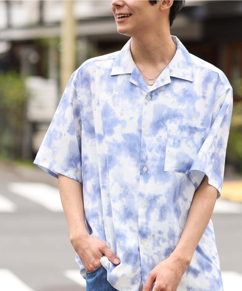 a.v.v（アーヴェヴェ）の「【接触冷感/速乾】ムラ染風プリントシャツ(五分袖)（シャツ/ブラウス・メンズ・ライトブルー/グリーン・48/46）」の2枚目の写真