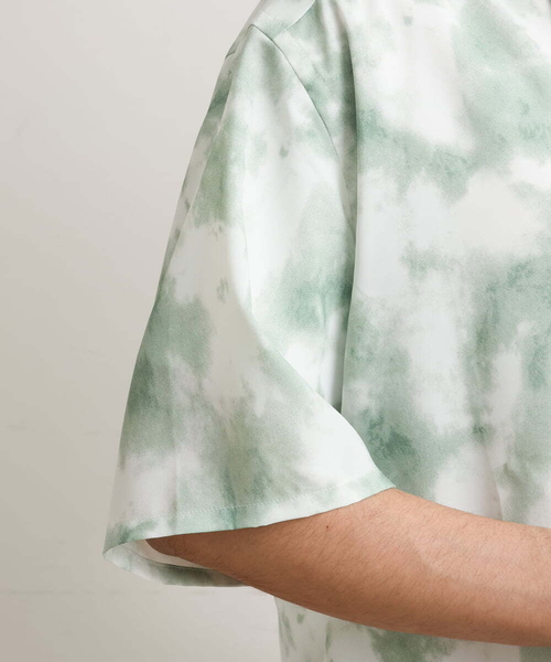 a.v.v（アーヴェヴェ）の「【接触冷感/速乾】ムラ染風プリントシャツ(五分袖)（シャツ/ブラウス・メンズ・ライトブルー/グリーン・48/46）」の4枚目の写真