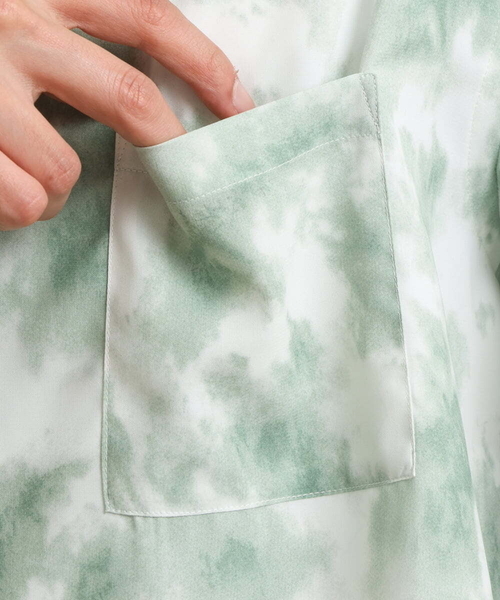 a.v.v（アーヴェヴェ）の「【接触冷感/速乾】ムラ染風プリントシャツ(五分袖)（シャツ/ブラウス・メンズ・ライトブルー/グリーン・48/46）」の9枚目の写真