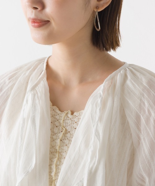 OMNES(オムネス)の「チェーン刺繍キャンディースリーブショート丈ブラウス(シャツ/ブラウス・レディース・ナチュラル/アイボリー/ブラック・FREE)」の9枚目の写真